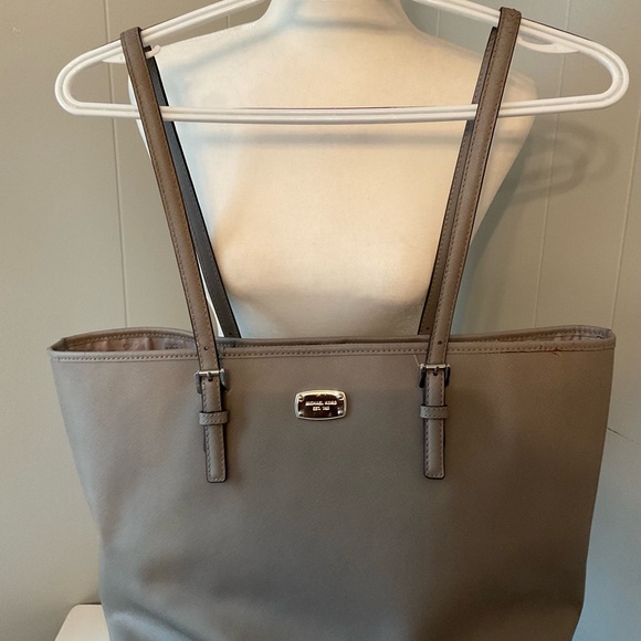 Michael Kors Jet SetTravel Tote - Picture 9 of 12